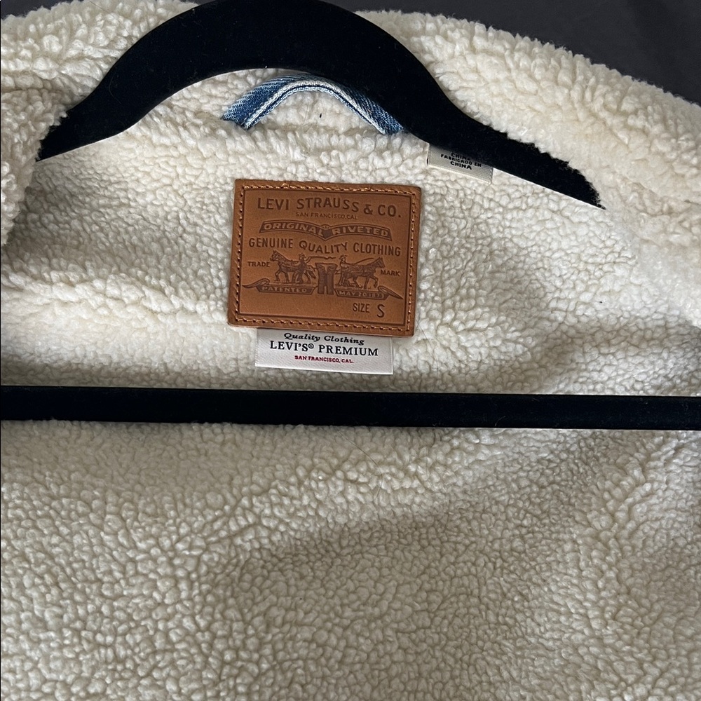 Levi's Women's Light Blue Denim Jacket with Cream Sherpa - Picture 5 of 5